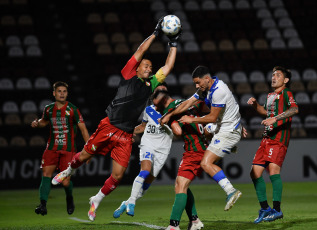 Buenos Aires, Argentina.- In the photos taken on February 21, 2024, during the match between Vélez and Sportivo Las Parejas for the 32nd round of the Argentine Cup, at the Platense stadium. Vélez beat Sportivo Las Parejas de Santa Fe 2 to 1. Abiel Osorio and Claudio Aquino scored the goals for the Liniers team.