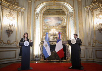 Buenos Aires, Argentina.- En las fotos tomadas el 19 de febrero del 2024, la canciller argentina, Diana Mondino (izquierda), y el ministro de Exteriores francés, Stéphane Séjourné (right), en una reunión que mantuvieron en Buenos Aires. Los ministros, no descartaron que las prolongadas y complejas negociaciones de un acuerdo de asociación estratégica entre el Mercosur y la Unión Europea (UE) prosigan de manera "fraccionada" o se busquen acuerdos en áreas específicas, más allá de la comercial.