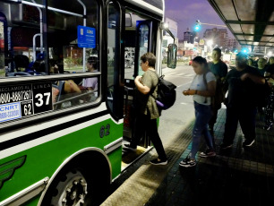 Buenos Aires, Argentina.- En la foto tomada el 21 de febrero de 2024, comenzó el paro de trenes y hay largas filas en las paradas de colectivos.