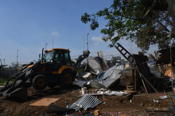 Buenos Aires, Argentina.- En las fotos tomadas el 29 de febrero del 2024, el Gobierno de la Ciudad de Buenos Aires realizó un operativo de desalojo en una de las entradas al Barrio Padre Carlos Mugica y de acceso a la terminal de ómnibus, que había sido ocupada ilegalmente hace cinco años para el funcionamiento de una feria informal y en la que se vendían artículos robados, entre otros productos.