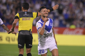 Buenos Aires, Argentina.- In the photos taken on February 26, 2024, during the match between Vélez Sarsfield and Tigre in a match corresponding to date 7 of the League Cup at the José Amalfitani stadium. Vélez Sarsfield tied Tigre 2-2. Vélez is eighth in Zone A of the tournament, while Tigre is last in Group B and has not yet won in the competition.