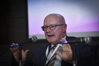 Buenos Aires, Argentina.- En las fotos tomadas el 26 de febrero del 2024, el historiador e investigador italiano, Giovanni Luigi Fontana, participó del Congreso Internacional sobre el Patrimonio Industrial bajo la consigna, “El Estado General del Patrimonio Industrial en la Argentina”. El evento, busca promover fortalecer el vínculo de programas universitarios, contribuir a la formación de recursos humanos en diferentes niveles académicos y fomentar la investigación en todo el país.