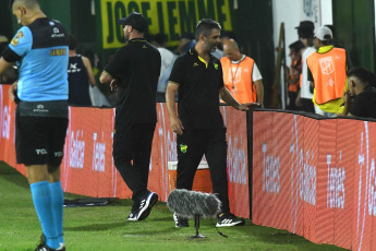 Buenos Aires, Argentina.- In the photos taken on February 20, 2024, during the match between Defensa y Justicia and Central Córdoba of Santiago del Estero for matchday 6 of the League Cup at the Albirrojo Stadium. The Falcon and the Railwayman made no difference in their meeting. Defensa y Justicia started with a goal from Dardo Miloc in the 19th minute of the first half, but then Luciano Herrera equalized the match in the 25th minute of the same stage.