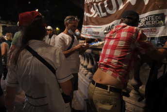 Buenos Aires, Argentina.- En las fotos tomadas el 1 de febrero del 2024, nuevos enfrentamientos entre policías y manifestantes se produjeron a las afueras del Congreso durante el debate en la Cámara de Diputados de la denominada ley Bases, lo que llevó a legisladores del kirchnerismo y la izquierda a presentar una moción para suspender la sesión, lo que fue rechazado por la mayoría del cuerpo legislativo.