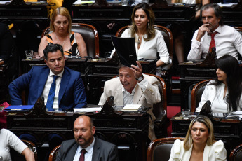 Buenos Aires, Argentina.- En las fotos tomadas el 2 de febrero del 2024, la Cámara de Diputados continuaba por tercer día consecutivo con el tratamiento del proyecto de ley "Bases". Con 144 votos a favor y 109 en contra, la polémica Ley Ómnibus, un amplio paquete de reformas que perdió más de la mitad de sus artículos, recibió una aprobación “en general” en la Cámara de Diputados, que volverá a sesionar el martes.