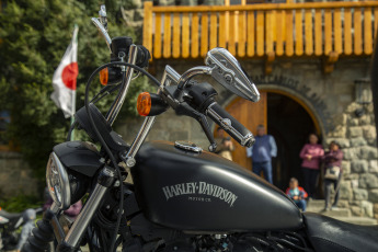 Bariloche, Argentina.- Photos taken on February 23, 2024 show a caravan of more than 100 Harley Davidson motorcycles that arrived at the iconic main square of Bariloche. The activity was carried out within the framework of the eighth edition of a regional meeting of fans of the legendary motorcycle brand. Dozens of ironworkers and tourists came to see the "Ultra Limit" and "Road King" models that circulated through the city. Ricardo Fort's "Fat Boy".