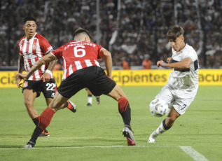 Buenos Aires, Argentina - In this photo taken on February 25, 2024, Gimnasia and Estudiantes kicked off the La Plata derby with a notorious intensity. The premature clash between Pablo De Blasis and Zaid Romero was a sign of the emotional charge that was installed in the Bosque. Beyond the usual frictions of the derby that divides the City of the Diagonals, in the Juan Carmelo Zerillo there was also time for enormous displays of talent.