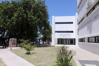 Buenos Aires, Argentina.- En las fotos tomadas el 16 de febrero del 2024, avanza la construcción de una planta de medicamentos sociales en la Universidad Nacional de La Plata (UNLP). La planta, fabricará fármacos en formas farmacéuticas sólidas, es decir, comprimidos, cápsulas rígidas y suspensiones extemporáneas y tendrá una capacidad para elaborar alrededor de 12 millones de comprimidos al mes, de entre en 7 y 10 medicamentos diferentes.