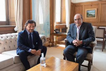 Buenos Aires, Argentina.- En las fotos tomadas el 27 de febrero del 2024, el ministro del Interior, Guillermo Francos (derecha), se reunió con el gobernador de Salta, Gustavo Sáenz (izquierda), en la Casa Rosada. El Gobierno de Salta informó que la Fiscalía de Estado de la provincia prepara presentaciones a través de las cuales reclamará el cumplimiento del envío de fondos para el Incentivo Docente, el transporte público, programas de salud, desarrollo social, educación y obra pública afectados por los recortes realizados por el Gobierno Nacional.