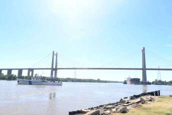 Entre Rios, Argentina.- In the photos taken on February 2, 2024, a concessionaire company carries out the operation to remove the damaged ship on the Miter Bridge of the Zárate-Brazo Largo Railway Complex, with a work group made up of 30 people. Five days after the cargo ship crashed into the Zárate-Brazo Largo bridge, over the waters of the Paraná River, the ship was removed from the scene.