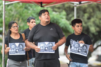 Jujuy, Argentina.- En las fotos tomadas el 26 de febrero del 2024, los dos hombres detenidos por replicar en redes sociales posteos de tono irónicos sobre el exgobernador de Jujuy Gerardo Morales y su esposa, recuperaron su libertad al dictarse el cese de la prisión preventiva que padecieron los últimos 60 días en un penal de la capital provincial, informaron fuentes judiciales.