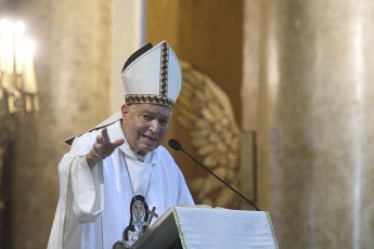 Buenos Aires, Argentina.- En las fotos tomadas el 9 de febrero del 2024, durante la misa celebrada en la Basílica de La Piedad, por Monseñor Rubén Frassia y el parroco Raúl Laurenzena. La canonización de Mama Antula, se llevará a cabo el domingo el papa Francisco en la basílica de San Pedro transformándola en la primera santa de Argentina.