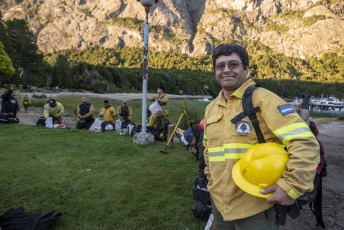 Patagonia, Argentina.- In the photos taken on February 16, 2024, the operation continued against the fire in Lake Nahuel Huapi. For the affected area, the technical team of the Nahuel Huapi National Park specified that the fire advanced within the perimeter, affecting 629 hectares.