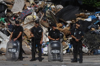 Buenos Aires, Argentina.- En las fotos tomadas el 29 de febrero del 2024, el Gobierno de la Ciudad de Buenos Aires realizó un operativo de desalojo en una de las entradas al Barrio Padre Carlos Mugica y de acceso a la terminal de ómnibus, que había sido ocupada ilegalmente hace cinco años para el funcionamiento de una feria informal y en la que se vendían artículos robados, entre otros productos.