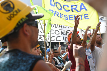 Buenos Aires, Argentina.- En las fotos tomadas el 29 de febrero del 2024, el personal agrupado en la seccional porteña de la Unión Obrera de la Construcción (Uocra) se movilizó hacia la Secretaría de Trabajo en rechazo de 300 despidos en la empresa Dycasa y de "las suspensiones y la pérdida de miles de puestos de empleo como consecuencia de la paralización de las obras públicas", informó el gremio.