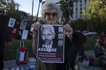 Buenos Aires, Argentina.- In the photos taken on February 20, 2024, a festival was held in the Plaza de Mayo in support of Julian Assange, who presented this Tuesday, at the High Court in London, what could be his last judicial appeal in the United Kingdom against his extradition to the United States, which accuses him of 18 crimes of espionage and computer piracy due to revelations on his WikiLeaks portal.