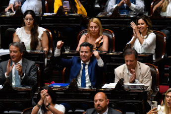 Buenos Aires, Argentina.- En las fotos tomadas el 2 de febrero del 2024, la Cámara de Diputados continuaba por tercer día consecutivo con el tratamiento del proyecto de ley "Bases". Con 144 votos a favor y 109 en contra, la polémica Ley Ómnibus, un amplio paquete de reformas que perdió más de la mitad de sus artículos, recibió una aprobación “en general” en la Cámara de Diputados, que volverá a sesionar el martes.