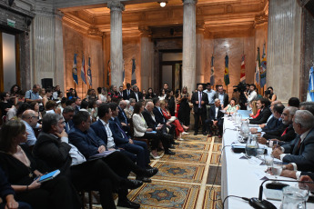 Buenos Aires, Argentina.- En las fotos tomadas el 22 de febrero del 2024, la Comisión Bicameral de Tratamiento Legislativo comenzó a deliberar para designar autoridades y acordar su esquema de trabajo, dado que debe tratar decretos de necesidad y urgencia (DNU) dictados por el Gobierno anterior y el DNU 70/2023 dictado por el presidente Javier Milei, que deroga y modifica leyes y propone, entre otras medidas, una reforma laboral.