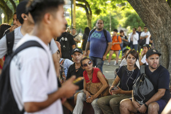 Buenos Aires, Argentina. - En las fotos tomadas el 21 de febrero del 2024, se registran demoras y largas filas de pasajeros en las paradas de colectivos en Buenos Aires. El gremio La Fraternidad lleva adelante desde esta medianoche un paro de trenes de 24 horas que afecta a todo el servicio ferroviario, para reclamar "una recomposición" salarial "de lo que se perdió por el aumento inflacionario".