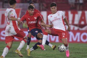 Buenos Aires, Argentina.- In the photos taken on February 8, 2024, during the match between Huracán and Independiente at the Tomás Adolfo Ducó stadium, for the fourth day of the Professional League Cup. Independiente drew 0-0 with Huracán. Independiente lost two points and is third in Zone A. While Huracán scored again after two defeats.