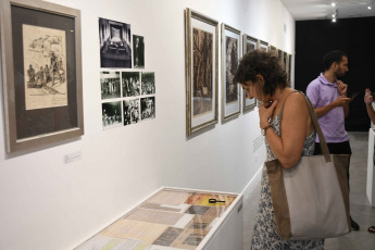 Buenos Aires, Argentina.- En la foto tomada el 24 de febrero de 2024,documentos, un video que recorre parte de la profusa obra mural, fotografías, entrevistas y obras son parte de la recién inaugurada exposición "Filantropía" en El Obrador de Buenos Aires, una propuesta curatorial que posa su mirada sobre la dimensión social de Benito Quinquela Martín, el gran artista de La Boca que supo plasmar en sus obras el puerto, el trabajo y sus reflejos, al tiempo que proyectó, donó terrenos y obras para escuelas, un hospital odontológico y un teatro como culminación de su larga vida.Buenos Aires, Argentina.- En la foto tomada el 24 de febrero de 2024,documentos, un video que recorre parte de la profusa obra mural, fotografías, entrevistas y obras son parte de la recién inaugurada exposición "Filantropía" en El Obrador de Buenos Aires, una propuesta curatorial que posa su mirada sobre la dimensión social de Benito Quinquela Martín, el gran artista de La Boca que supo plasmar en sus obras el puerto, el trabajo y sus reflejos, al tiempo que proyectó, donó terrenos y obras para escuelas, un hospital odontológico y un teatro como culminación de su larga vida.