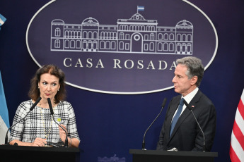 Buenos Aires, Argentina.- En las fotos tomadas el 23 de febrero del 2024, el secretario de Estado de los Estados Unidos, Anthony Blinken (derecha), brindó una conferencia de prensa conjunta con su par, Diana Mondino (izquierda), en la Casa Rosada en Buenos Aires. Blinken, aseguró que Argentina "puede contar" con Estados Unidos para estabilizar su economía. Además, remarcó que Estados Unidos representa el país con mayor inversión extranjera en el país sudamericano y expresó su deseo de mantenerlo.