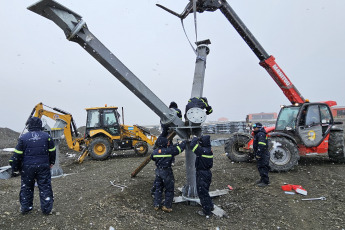 Antártida.- En las fotos tomadas el 21 de febrero del 2024, autoridades construyen en la base Petrel sus instalaciones más modernas de la Antártida. La Comisión Nacional de Energía Atómica (CNEA) anunció que instalará un cuarto sistema fotovoltaico en la Antártida. La cuarta instalación será en un refugio ubicado en Isla Vega, que se utiliza para estudios de glaciología y fue inaugurado el año pasado. En el continente ya están en funcionamiento las instalaciones que se pusieron en las bases Carlini y Marambio y en el refugio Elefante y proyectan sumar más.