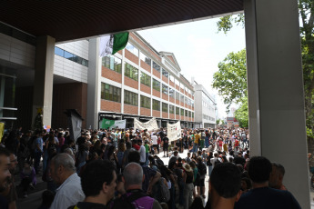 Buenos Aires, Argentina.- En las fotos tomadas el 14 de febrero del 2024, centenares de científicos, investigadores y becarios se congregaron en la explanada del Polo Cientifico para reclamar la continuidad de 1.600 becas del Conicet y aseguraron que "harán ruido" hasta que el directorio de dicho organismo los reciba y les dé una respuesta.