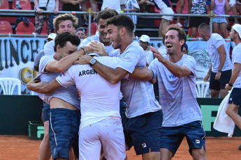 Rosario, Argentina.- En las fotos tomadas el 4 de febrero del 2024, el tenista Sebastián Báez venció a Dmitry Popko en una definición por el quinto punto de la serie ante Kazajistán, que se desarrolló en el Jockey Club de Rosario, y el equipo argentino de Copa Davis logró su clasificación a la Fase de Grupos de las Finales del certamen más importante por equipos.