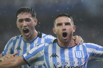 Avellaneda, Argentina.- En la fotografía tomada el 9 de febrero de 2024 en el Estadio de Racing Club se muestran escenas del partido disputado entre el equipo local y San Lorenzo de Almagro. Adrián Martínez convirtió tres goles para Racing, mientras que Mura consiguió el único tanto para San Lorenzo.