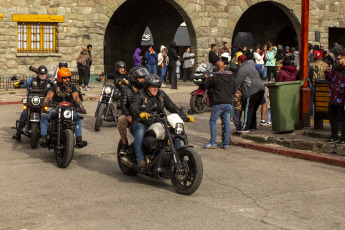 Bariloche, Argentina.- Photos taken on February 23, 2024 show a caravan of more than 100 Harley Davidson motorcycles that arrived at the iconic main square of Bariloche. The activity was carried out within the framework of the eighth edition of a regional meeting of fans of the legendary motorcycle brand. Dozens of ironworkers and tourists came to see the "Ultra Limit" and "Road King" models that circulated through the city. Ricardo Fort's "Fat Boy".