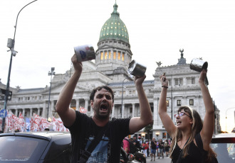 Buenos Aires, Argentina.- En las fotos tomadas el 6 de febrero del 2024, muestra el fuerte operativo de seguridad frente al Congreso mientras la Cámara de Diputados retomaba la sesión especial de la denominada Ley Ómnibus. Las reformas del presidente de Argentina, Javier Milei, dieron marcha atrás, por falta de apoyo de sus aliados en la Cámara de Diputados, que volverá a tratarlas desde cero en una comisión.