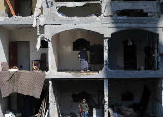 Franja de Gaza, Palestina.- En la fotografía tomada el 24 de febrero de 2024 se muestra un edificio destruído en un ataque aéreo israelí en la ciudad de Rafah, en el sur de la Franja de Gaza. Al menos ocho palestinos, entre ellos un niño, murieron en un ataque aéreo israelí dirigido a una casa en la ciudad de Rafah, confirmaron el sábado fuentes médicas palestinas.