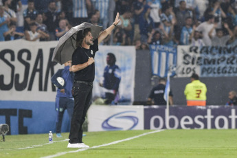 Avellaneda, Argentina.- La fotografía tomada el 9 de febrero de 2024 en el Estadio Racing Club muestra escenas del partido disputado entre el equipo local y San Lorenzo de Almagro. Adrián Martínez anotó tres goles para Racing, mientras que Mura anotó el único gol para San Lorenzo.