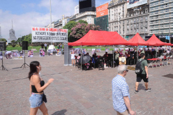 Buenos Aires, Argentina.- En las fotos tomadas el 27 de febrero del 2024, contra el cierre de los comedores populares, el movimiento piquetero realizó una jornada solidaria de donaciones de alimentos no perecederos y útiles escolares para entregar a quienes asisten a los comedores y merenderos que administra la organización social en distintos lugares del país.