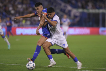 Buenos Aires, Argentina.- En las fotos tomadas el 26 de febrero del 2024, durante el partido entre Vélez Sarsfield y Tigre en un partido correspondiente a la fecha 7 de la Copa de la Liga en el estadio José Amalfitani. Vélez Sarsfield igualó 2-2 a Tigre. Vélez es octavo en la Zona A del torneo, mientras que Tigre es último en el Grupo B y aún no ganó en el certamen.