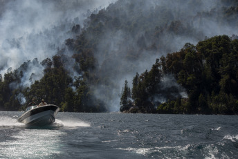 Chubut, Argentina.- The photos taken on February 7, 2024, show the forest fire in the Brazo Tristeza, in the Nahuel Huapi National Park. More than 50 brigade members and two helicopters continue working in the southern area of the Nahuel Huap National Park to contain the fire that broke out yesterday, but the area is affected by "a lot of wind", which constitutes "an unfavorable factor" and encourages behavior more extreme of the fire.