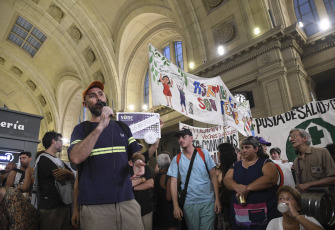 Buenos Aires, Argentina.- En la foto tomada el 20 de febrero de 2024, masiva protesta de trabajadores ferroviarios en la estación Constitución en la previa al paro de trenes previsto para este miércoles.