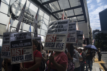 Buenos Aires, Argentina.- En las fotos tomadas el 15 de febrero del 2024, organizaciones sociales se concentraron frente a la sede de la Secretaría de Trabajo de la Nación, en reclamo de "un salario mínimo igual a la canasta básica" y la asistencia alimentaria para comedores y merenderos de todo el país, mientras se llevaba a cabo la reunión del Consejo del Salario Mínimo.