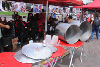 Buenos Aires, Argentina.- En las fotos tomadas el 27 de febrero del 2024, contra el cierre de los comedores populares, el movimiento piquetero realizó una jornada solidaria de donaciones de alimentos no perecederos y útiles escolares para entregar a quienes asisten a los comedores y merenderos que administra la organización social en distintos lugares del país.