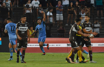 Buenos Aires, Argentina.- En las fotos tomadas el 15 de febrero del 2024, durante el partido entre Platense y Belgrano de Córdoba, en un partido válido por la quinta fecha de la Zona B de la Copa de la Liga Profesional en Vicente López. Platense y Belgrano igualaron 1 a 1. Así, el "Calamar" quedó en noveno puesto de la Zona B y el ‘Pirata’ en el penúltimo, sin conocer la victoria.