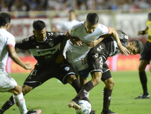 Santa Fe, Argentina.- In the photos taken on February 19, 2024, Unión faces Platense in a match for date 6 of the Argentina tournament - LPF Cup 2024 at the Avenida stadium. Unión drew a goalless draw against Platense.