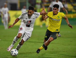 Buenos Aires, Argentina.- In the photos taken on February 26, 2024, during the match between Defensa y Justicia and Riestra in a match corresponding to date 7 of the League Cup at the Norberto "Tito" Tomaghello stadium. Defensa y Justicia tied 1-1 with Riestra. Before reaching the tie, the VAR was the protagonist of the controversy of the match by annulling a penalty in favor of Defensa y Justicia due to a previous offside.