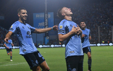 Córdoba, Argentina.- En las fotos tomadas el 19 de febrero del 2024, Belgrano se enfrenta a Sarmiento en un compromiso correspondiente a la sexta jornada de la Copa de la Liga Profesional 2024. Belgrano derrotó 4-1 a Sarmiento. El futbolista peruano Bryan Reyna, marcó su primer gol con Belgrano y se afianza en el once titular.