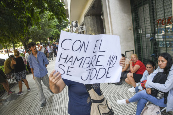 Buenos Aires, Argentina.- En las fotos tomadas el 5 de febrero del 2024, organizaciones sociales nucleadas en la Unión de Trabajadores y Trabajadoras de la Economía Popular (UTEP) realizaron una protesta denominada la "fila del hambre" para pedir asistencia alimentaria para los comedores comunitarios, en tanto el Gobierno pidió hacer el reclamo por los "canales oficiales".