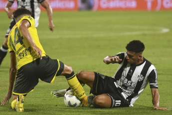 Buenos Aires, Argentina.- En las fotos tomadas el 20 de febrero del 2024, durante el partido entre Defensa y Justicia y Central Córdoba de Santiago del Estero por la fecha 6 de la Copa de la Liga en el Estadio Albirrojo. El Halcón y el Ferroviario no se sacaron diferencias en su encuentro. Defensa y Justicia comenzó con un gol de Dardo Miloc al minuto 19 del primer tiempo, pero luego igualó el encuentro Luciano Herrera en el minuto 25 de la misma etapa.