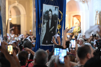 Buenos Aires, Argentina.- En las fotos tomadas el 11 de febrero del 2024, cientos de fieles participaron de una misa en la basílica de Nuestra Señora de la Piedad, ubicada en el barrio porteño de San Nicolás, en la que realizaron veneración de reliquias y una procesión con la imagen de María Antonia de San José de Paz y Figueroa, conocida como Mama Antula, quien fue convertida este domingo en la primera santa argentina.