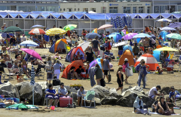 Mar del Plata, Argentina.- En las fotos tomadas el 13 de febrero del 2024, visitantes y turistas se despiden del fin de semana largo de Carnaval en Mar del Plata. El fin de semana largo de Carnaval registró uno de los índices de ocupación hotelera más altos de la temporada, con un lleno prácticamente total en destinos tradicionales de Carnaval -Jujuy, Entre Ríos y Corrientes- y niveles superiores al 90% para Mar del Plata y Villa Gesell, las dos ciudades con más plazas de alojamiento de toda la costa bonaerense.