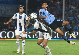 Córdoba, Argentina.- The photograph taken on February 24, 2024 in Córdoba, Argentina, shows moments of the match played between Talleres and Belgrano de Córdoba, at the Julio César Villagra stadium. On the seventh date, where all the classics are played, the Córdoba teams tied 2 to 2. Talleres' goals were scored by Sosa (31') and Martínez (48'). Belgrano's goals were scored by Reyna (1') and Meriano (37').