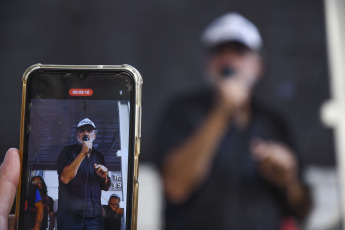 Buenos Aires, Argentina.- En las fotos tomadas el 15 de febrero del 2024, organizaciones sociales se concentraron frente a la sede de la Secretaría de Trabajo de la Nación, en reclamo de "un salario mínimo igual a la canasta básica" y la asistencia alimentaria para comedores y merenderos de todo el país, mientras se llevaba a cabo la reunión del Consejo del Salario Mínimo.